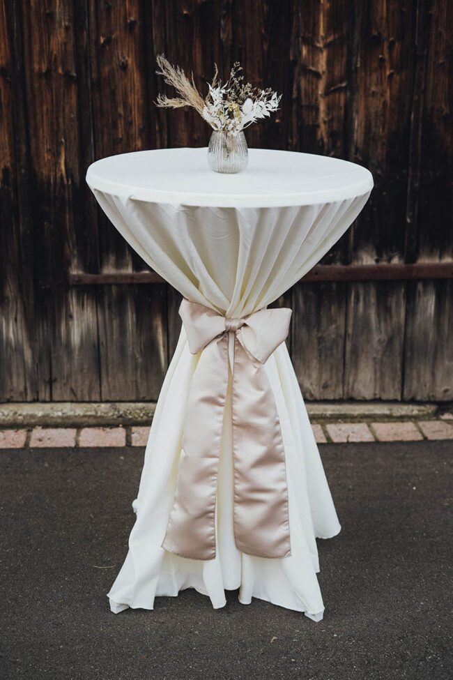 Stehtisch mit Cocktailtischdecke Creme
