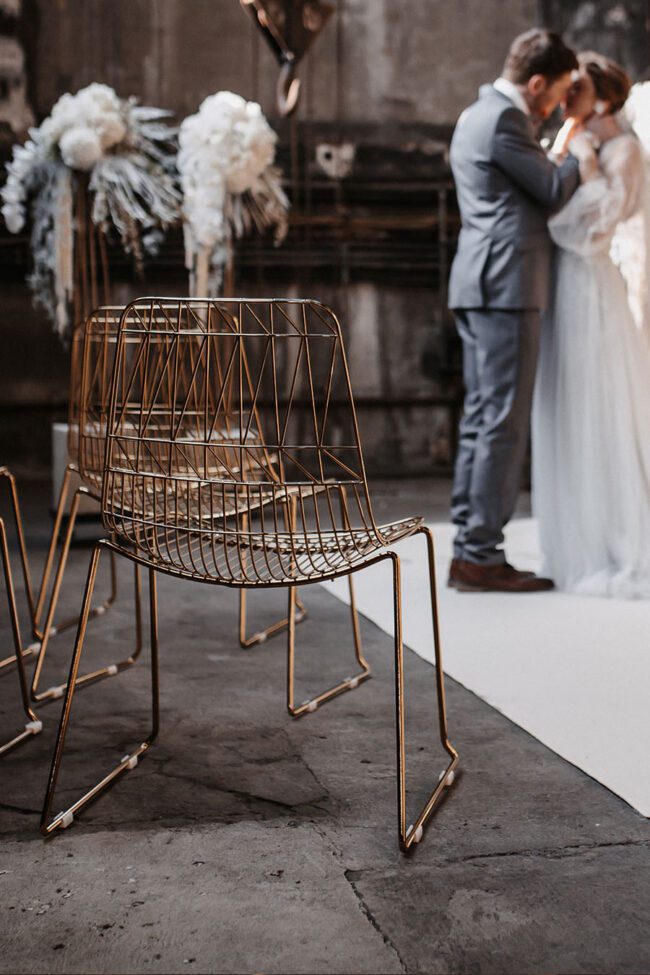 Lucy Wire Chair im Mesh-Look gold