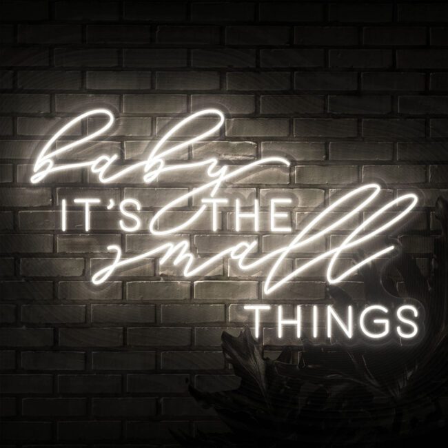 Neon Schriftzug "Baby it's the small things"