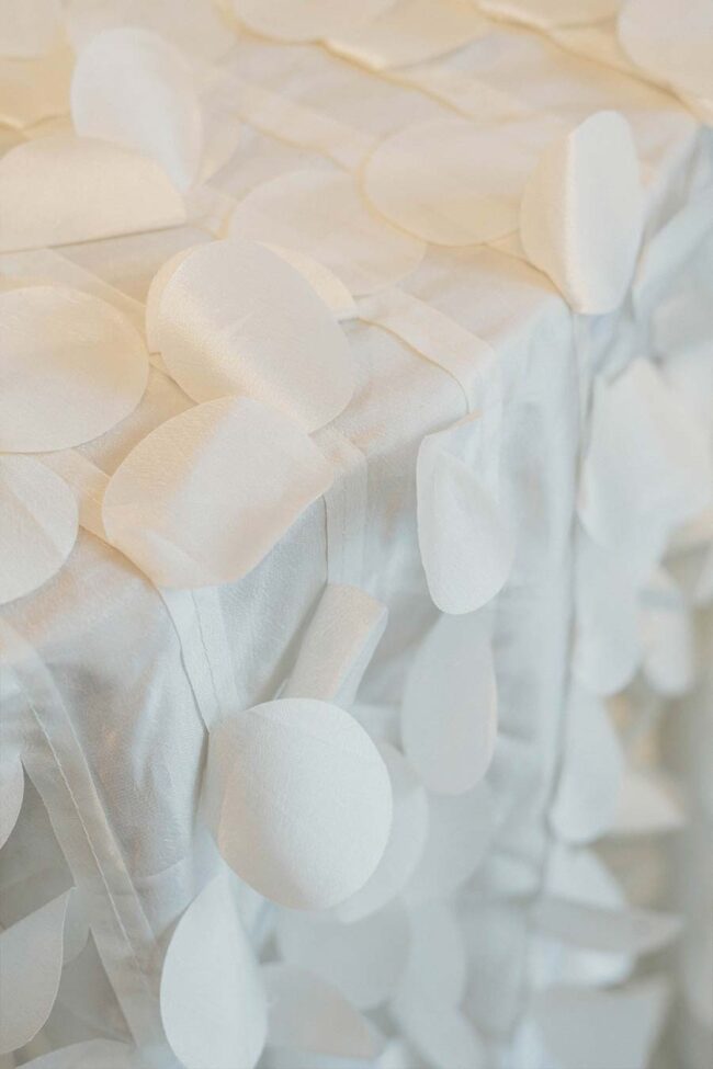 Rosenblätter-Tischdecke in creme - Image 2