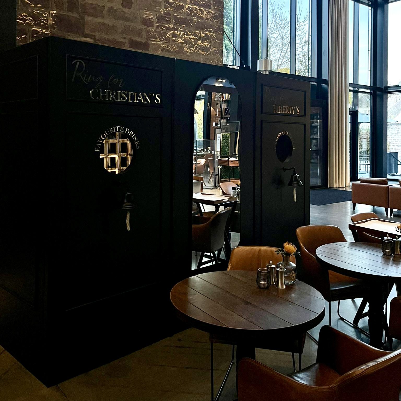 Ring the Bell Escort Wall / Champagne Wall in schwarz 300x220cm